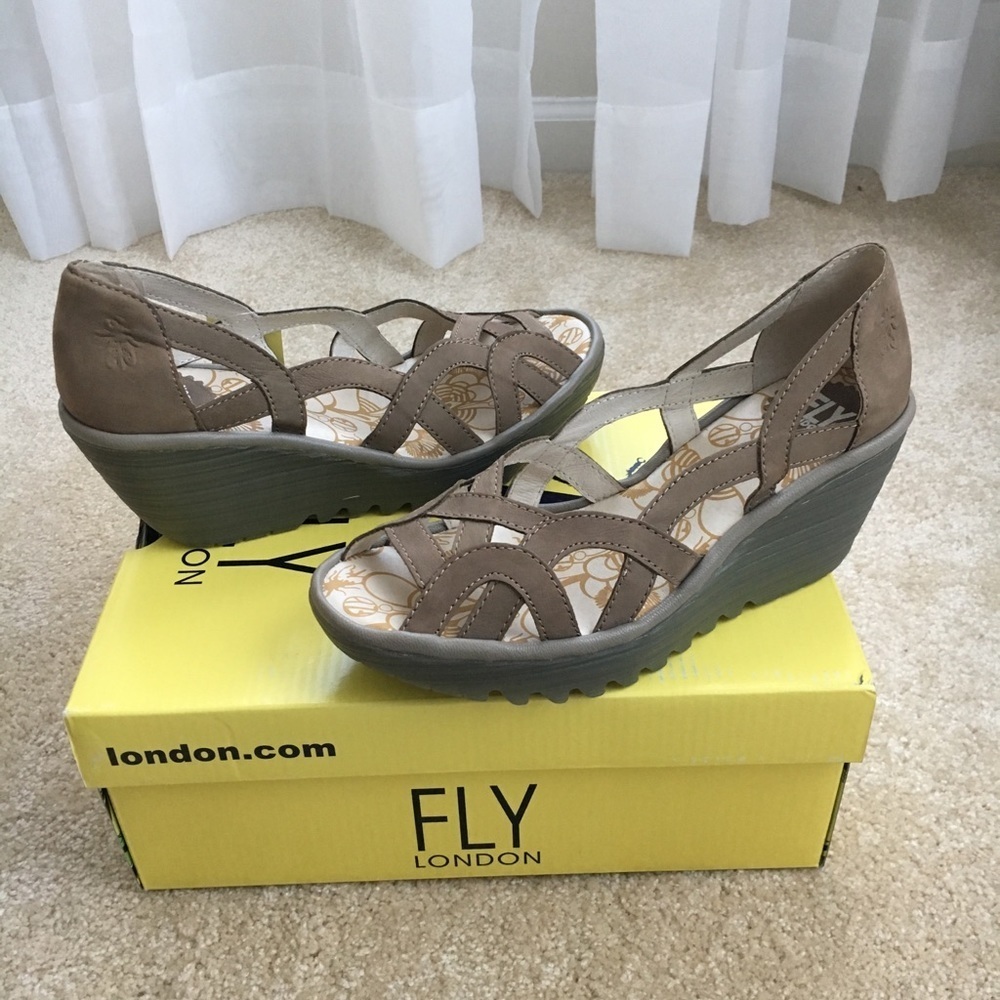 𝅺GENUINE Fly London sandals